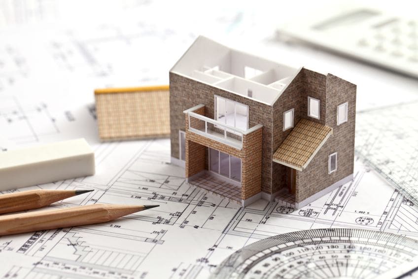 家の模型と設計図面