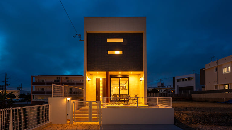 沖縄県八重瀬町の新築木造住宅【外観（夜）】