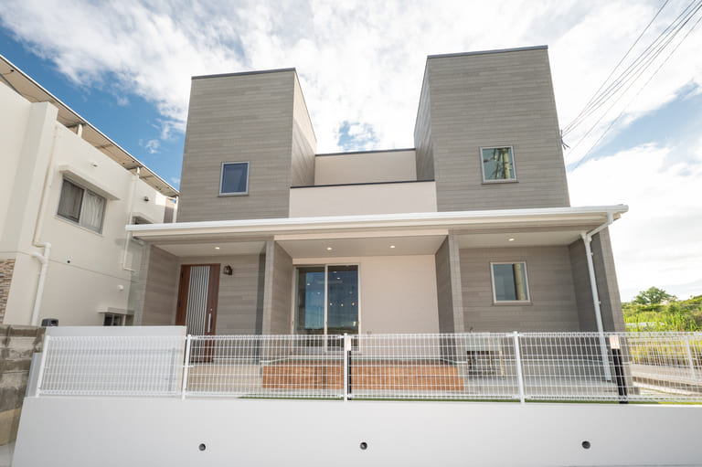 沖縄県南城市大里の新築木造住宅の外観（昼）