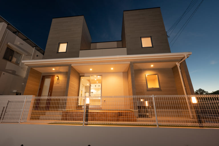 沖縄県南城市大里の新築木造住宅の外観（夜）