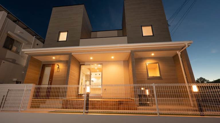 沖縄県南城市大里の新築木造住宅の外観（夜）