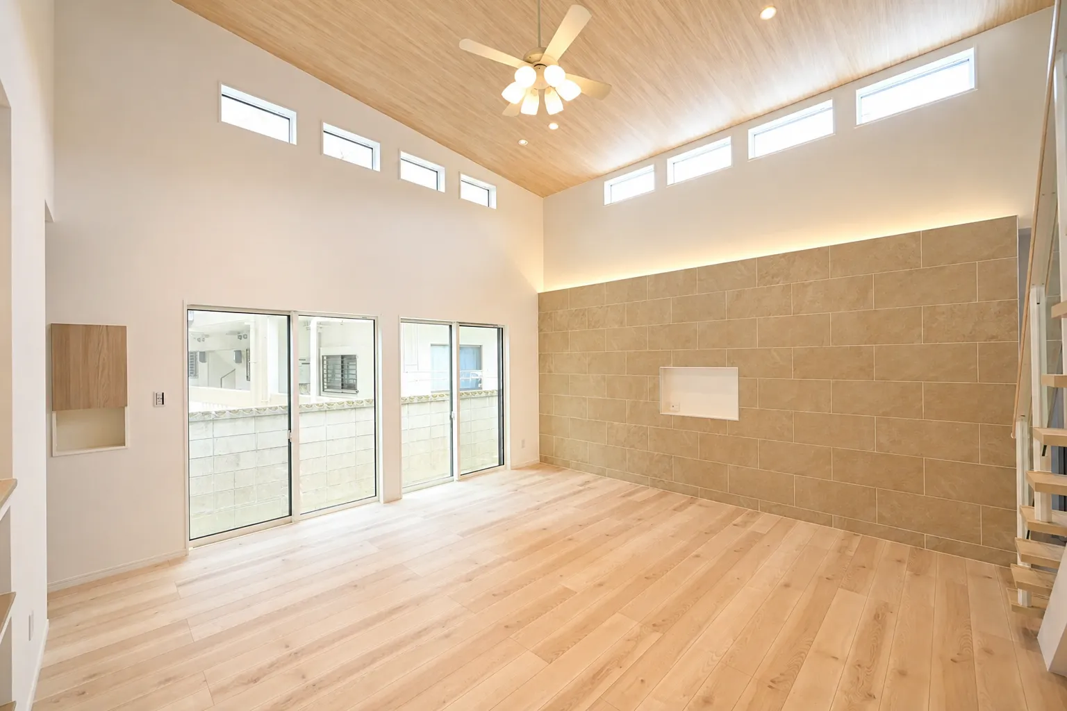 南城市に建てた木造住宅の明るい吹き抜けリビング